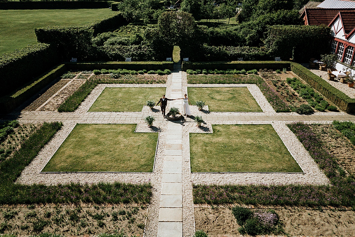 brautpaar hochzeitspaar drohnenbild drone symmetrie symmetry park 