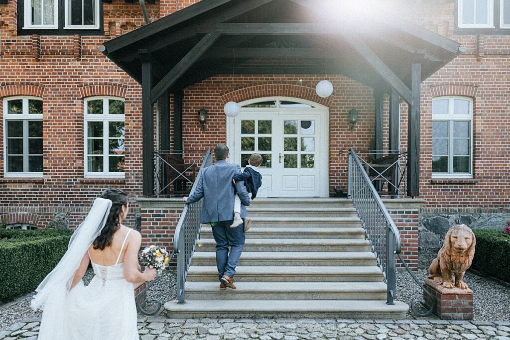 eintreffen des Brautpaares auf gut settin, Sommerhochzeit
