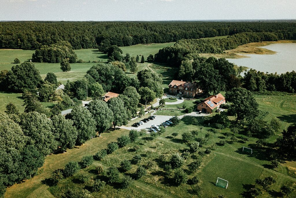 gut settin am See, Landschaft, drohnenbild, Luftaufnahme 