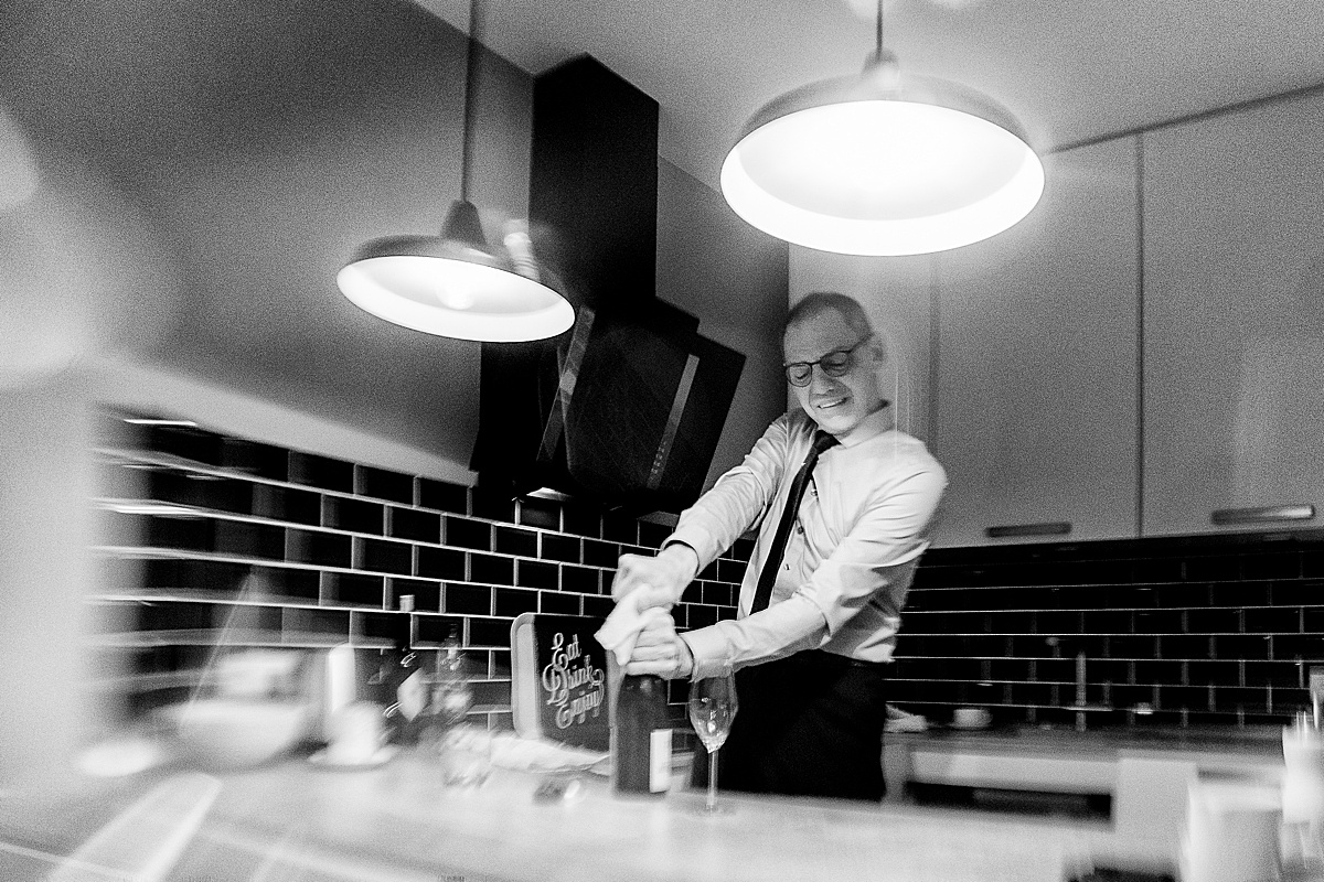 flasche öffnen champagner hochzeit usedom fotograf reportage bw