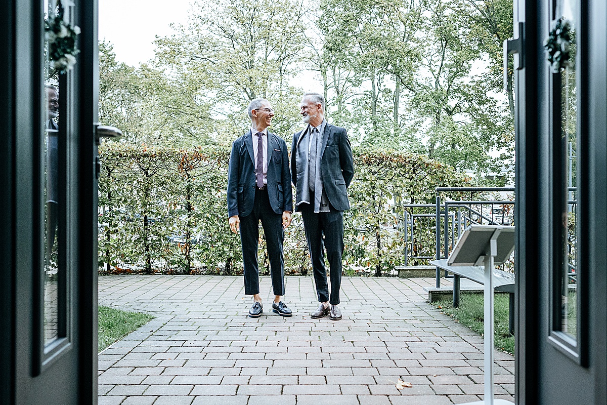 vor dem standesamt in heringsdorf auf usedom hochzeit hochzeitsreportage gleichgeschlechtlich