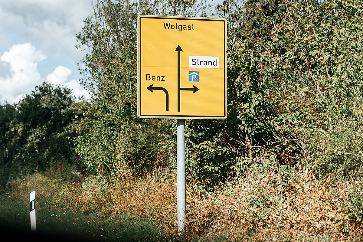 strassenschild wolgast strand benz hochzeitsfotograf usedom reportage