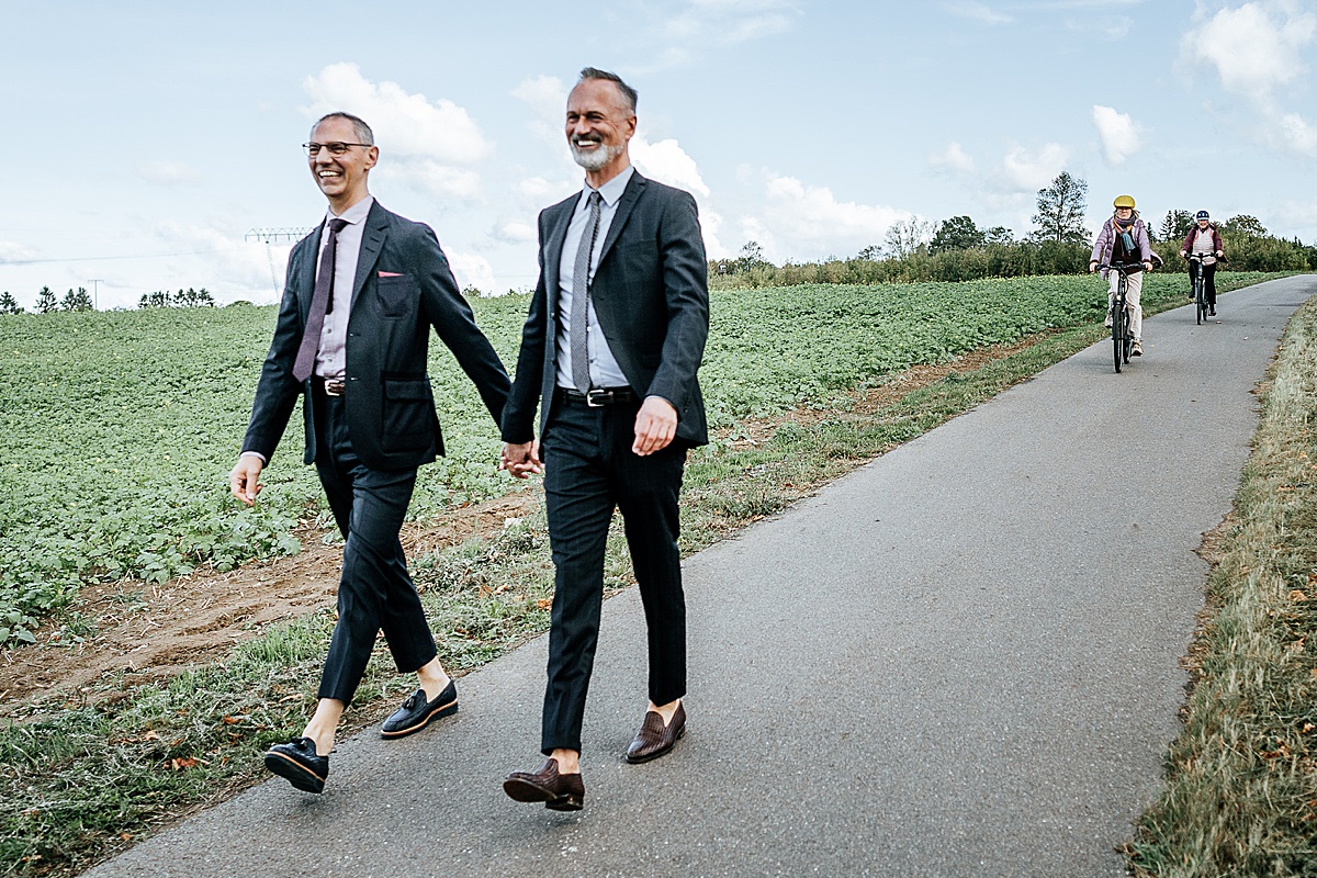 walking together laufen spazieren landschaft usedom hochzeit hochzeitsfotografie hochzeitsbilder