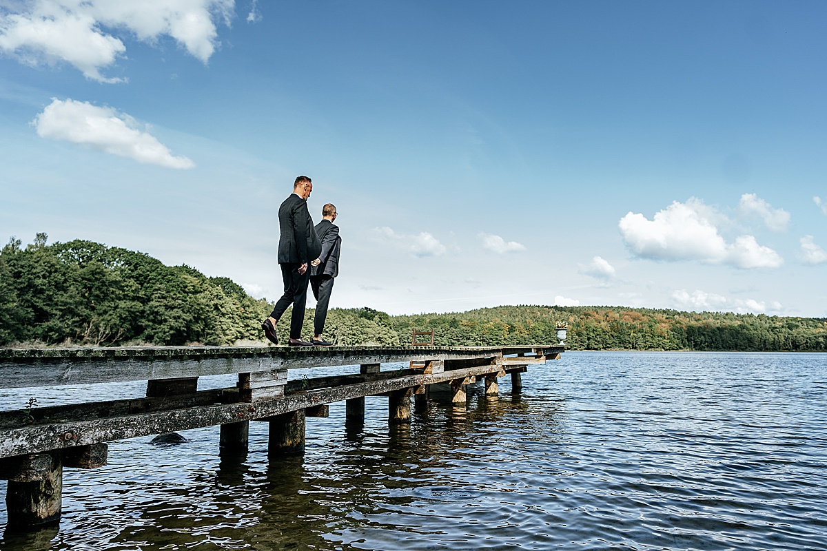 brautpaar auf steg am see krebssee usedom hochzeit hochzeitsfotograf lake bluesky