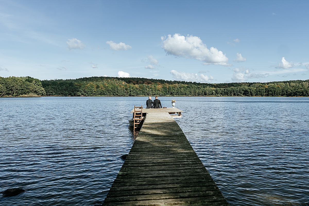 paar auf steg am see krebssee usedom hochzeit hochzeitsfotografie lake sea sky water wasser