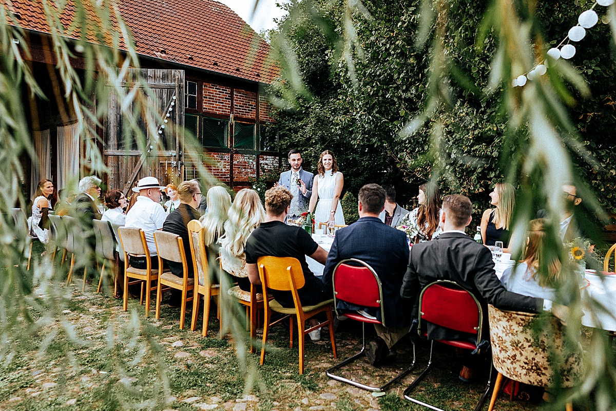 Hochzeitstafel, ansprache, Brautpaar, Gartenhochzeit, Hochzeitsfotograf, 
