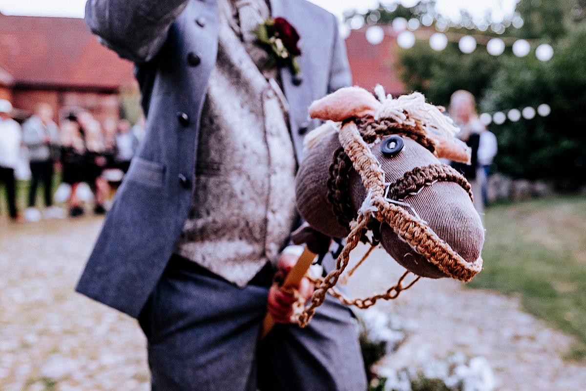 pferd, gartenhochzeit, Reiter, Hochzeit, reportage, bräutigam