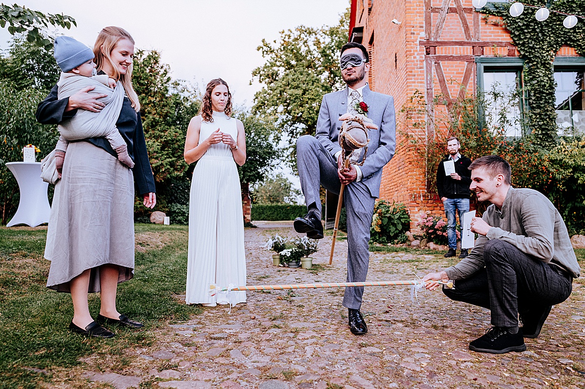 gartenhochzeit, Hochzeitsreportage, Reiter, pferd, braut, Bräutigam, limbo