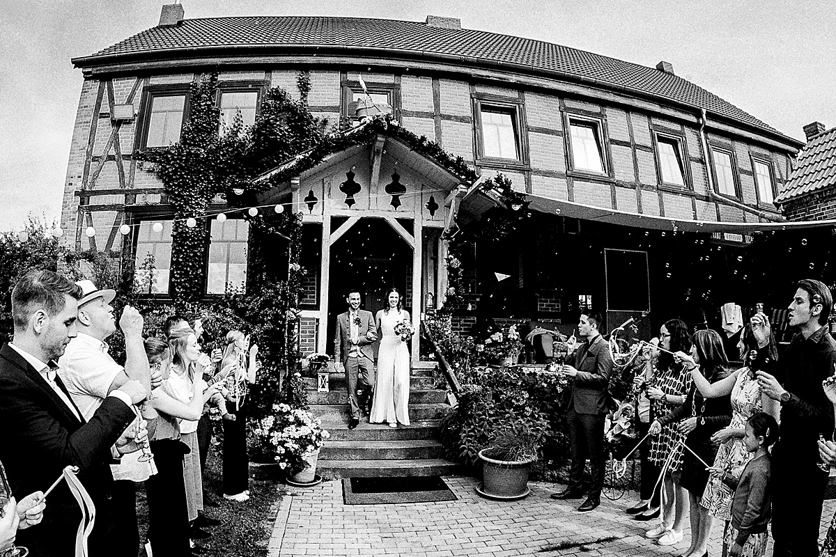 Brautpaar, gäste, Einzug, wedding, Hochzeit Altmark, Bauernhof, Fachwerkhaus, crowd, Reportage, Gartenhochzeit