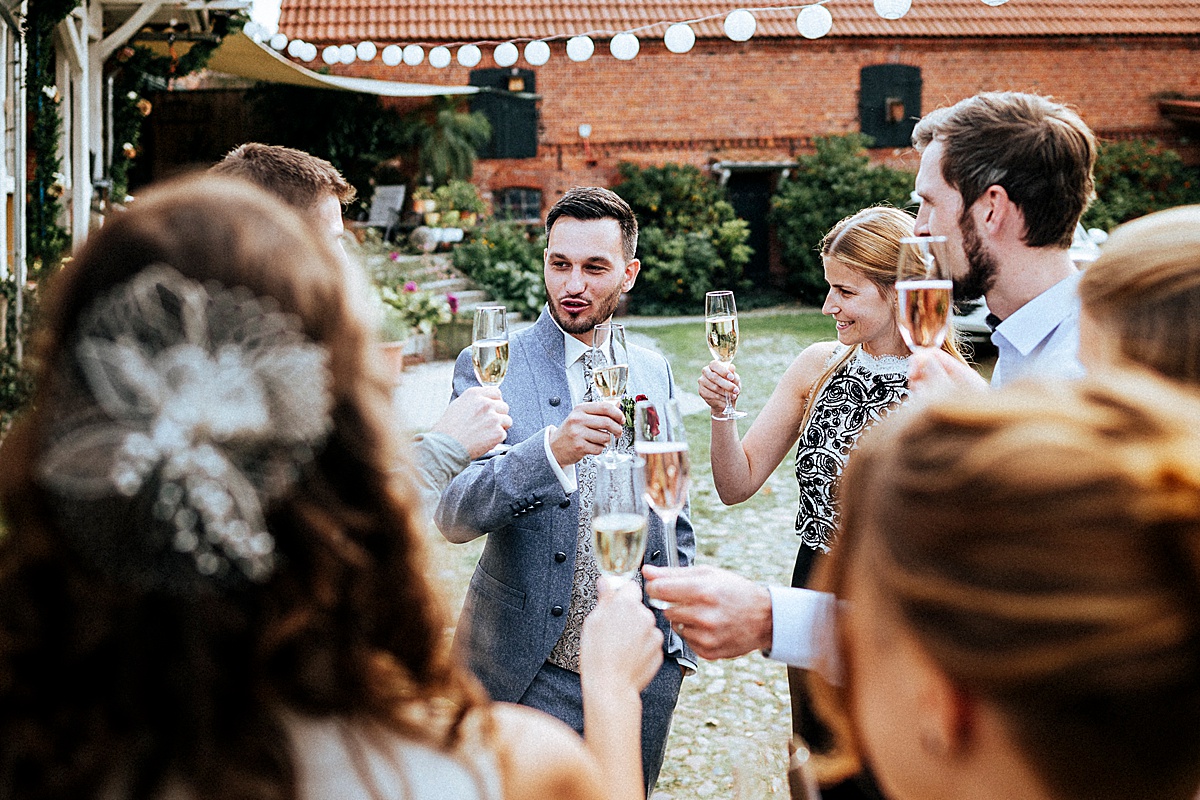 anstossen, Gartenhochzeit, Sektempfang, Hochzeitsfeier, Sekt, Bräutigam