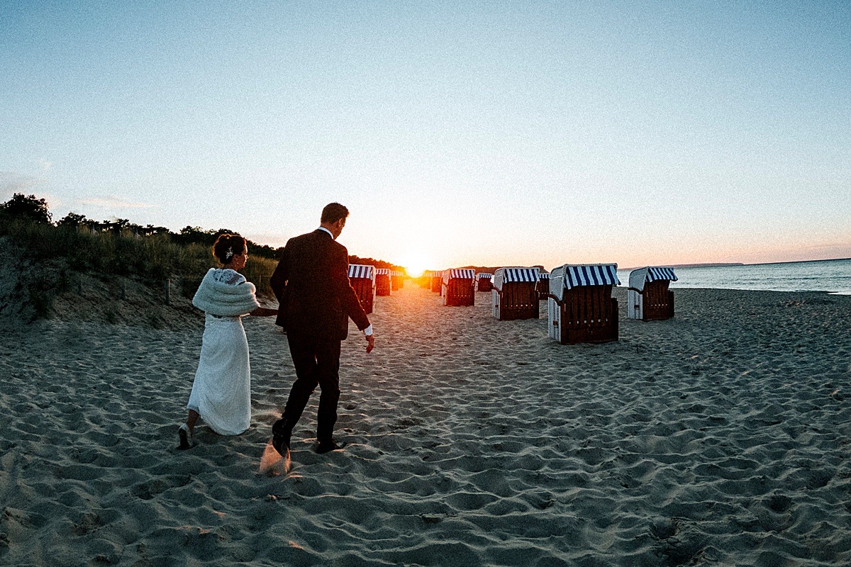 brautpaar hochzeit auf rügen hochzeitsfotografie strandkorb