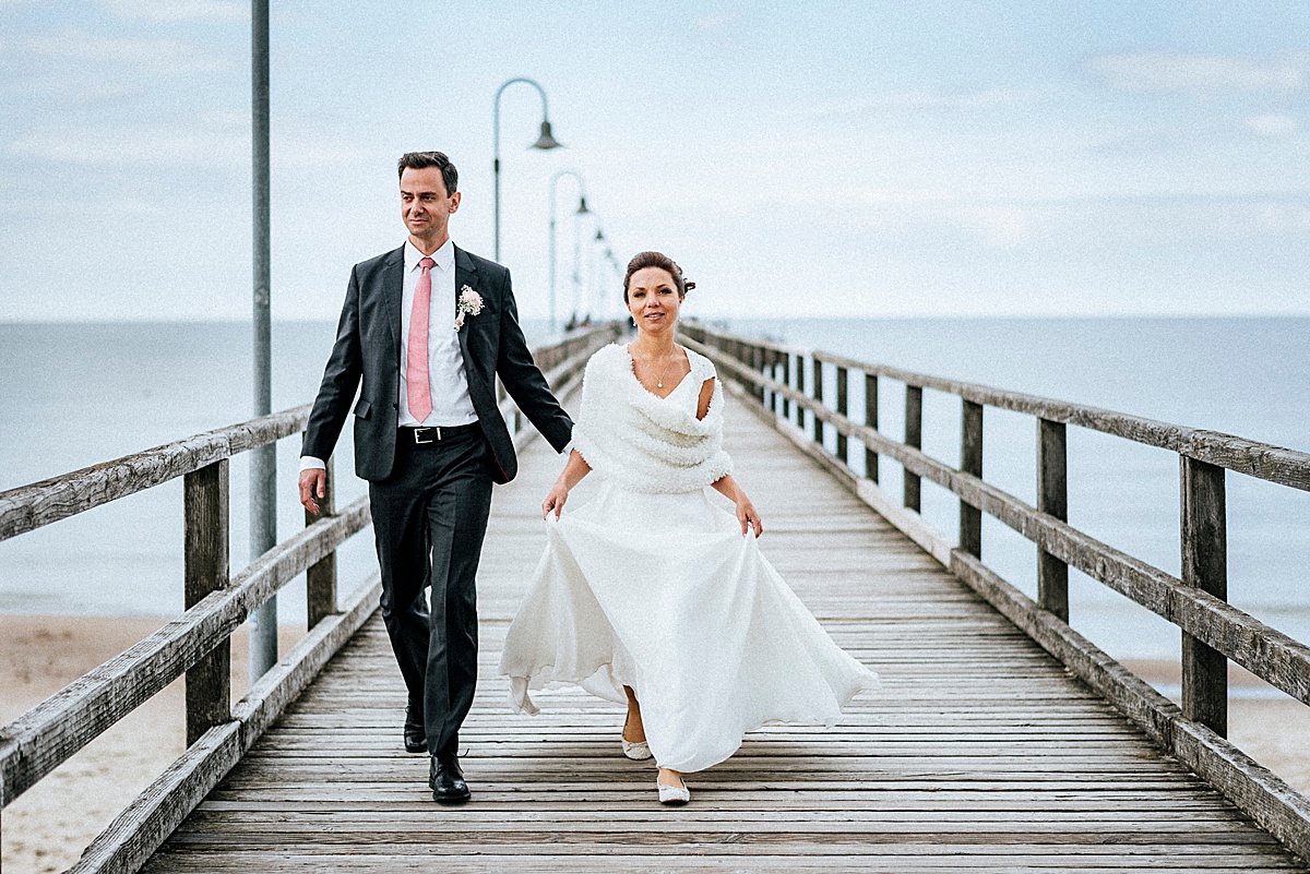 brautpaar hochzeit auf rügen seebrücke göhren ostsee balticsea ostseeinsel seebad bluesky walking coupleshoot meer licht von dieser welt