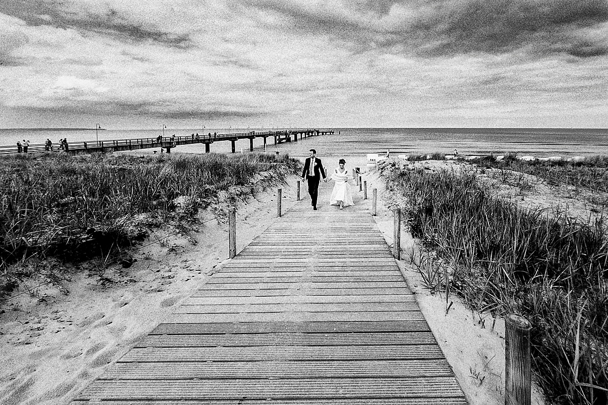 aufgang meer ostsee balticsea brautpaarshooting hochzeitsfotograf rügen göhren seebrücke sommertag couple bride 