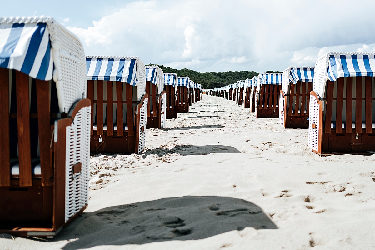 strandkörbe meer ostsee sommertag