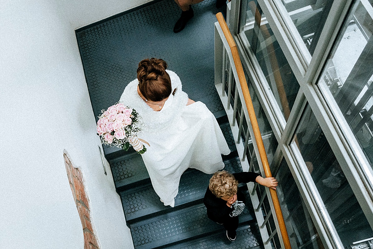 treppe braut brautstrauss leaving trauung hochzeit 