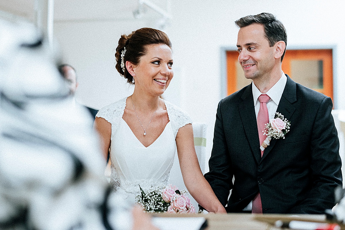 brautpaar bei trauung standesamt kreidesaal wedding hochzeitsfotograf rügen smile lachen 