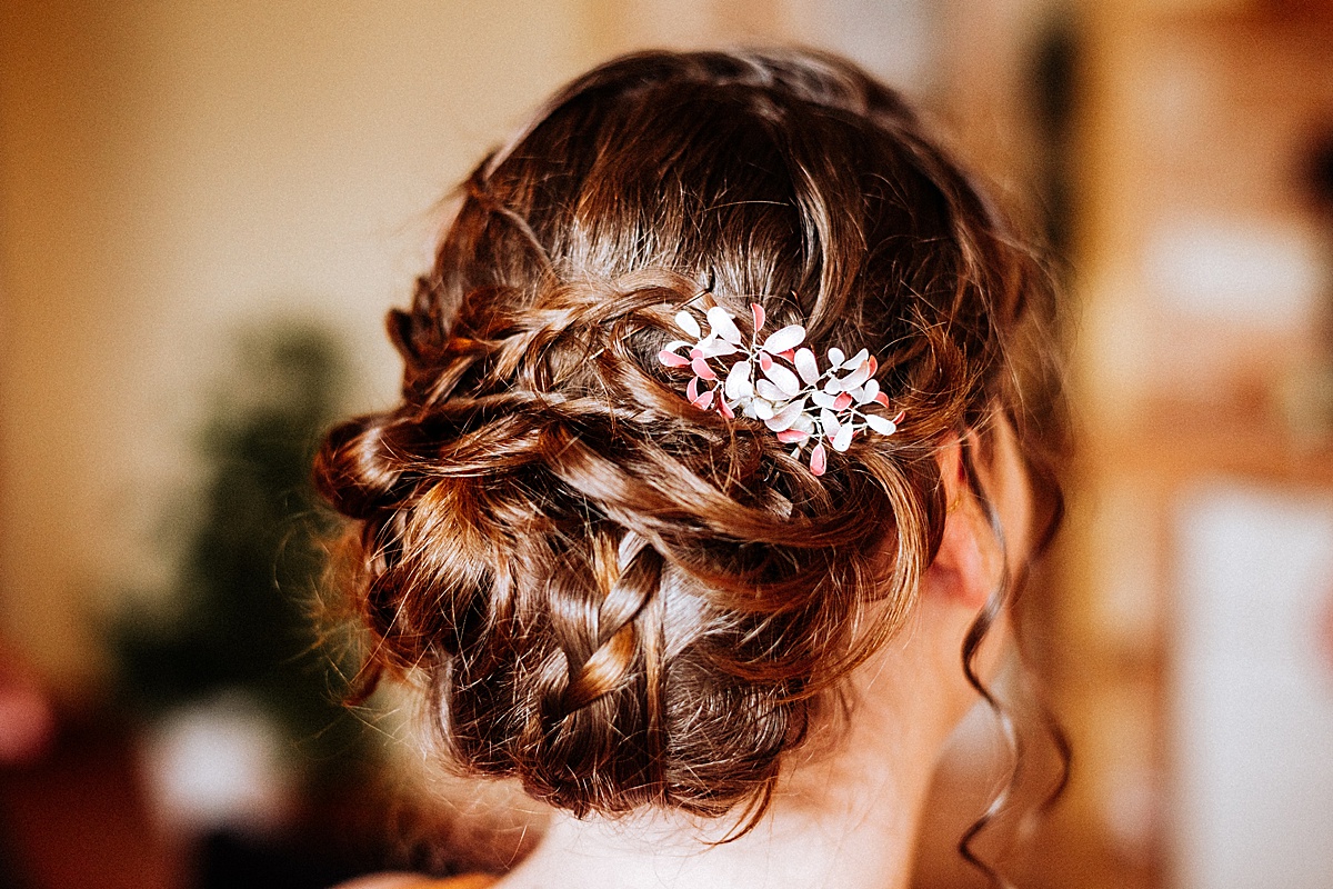 braut, brautfrisur, brosche, styling, getting ready, vorbereitung, weddingday, hochzeitsreportage