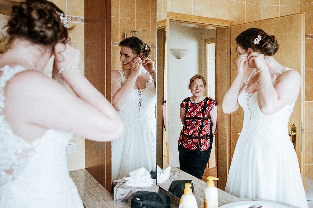 braut bride badezimmer spiegel smile ohringe anlegen