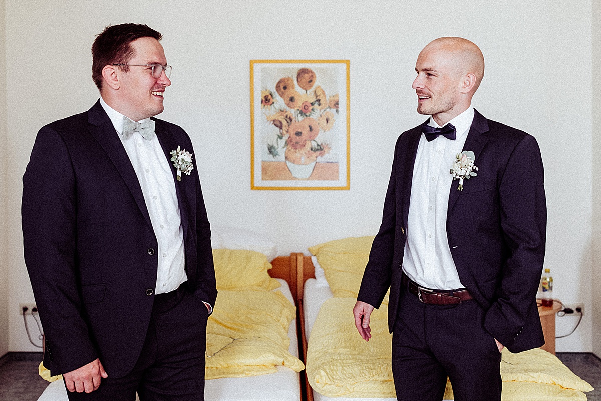 Bräutigam und Trauzeuge, Hochzeit in calbe, Fotograf magdeburg