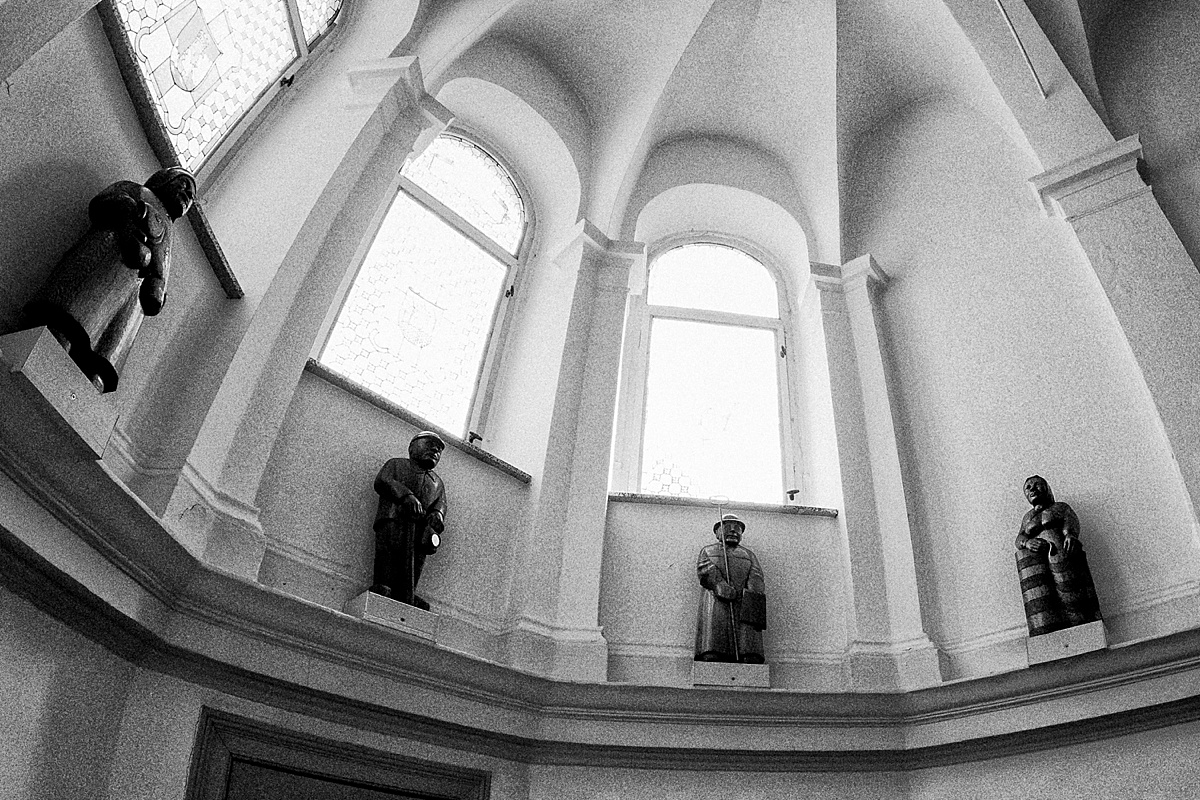 im Rathaus calbe, Figuren, bnw, Fenster, windows, monochrome