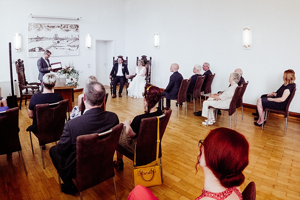 blick in trausaal, Standesamt calbe, hochzeitsfotograf magdeburg