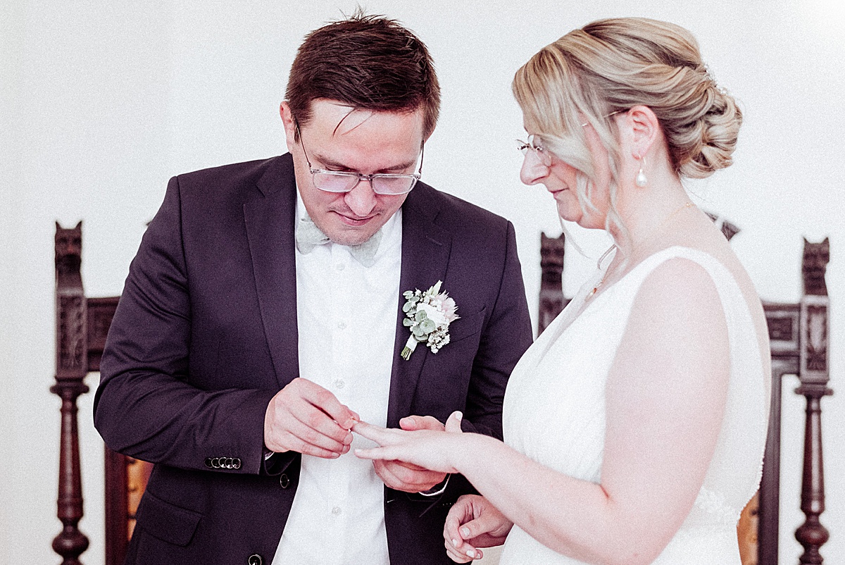tausch der ringe, Eheringe, brautpaar, Trauung, hochzeitsfotograf magdeburg