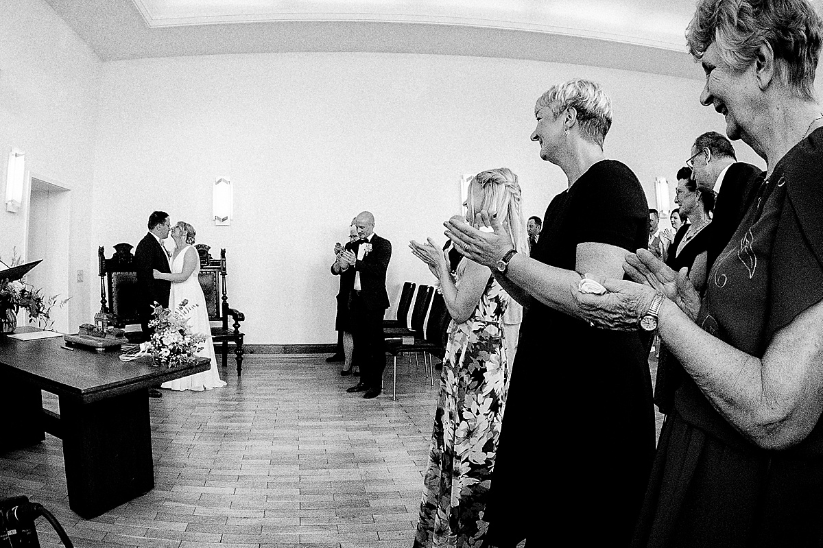 Applaus, brautpaar, kuss, bnw, gartenhochzeit calbe, forograf für Magdeburg