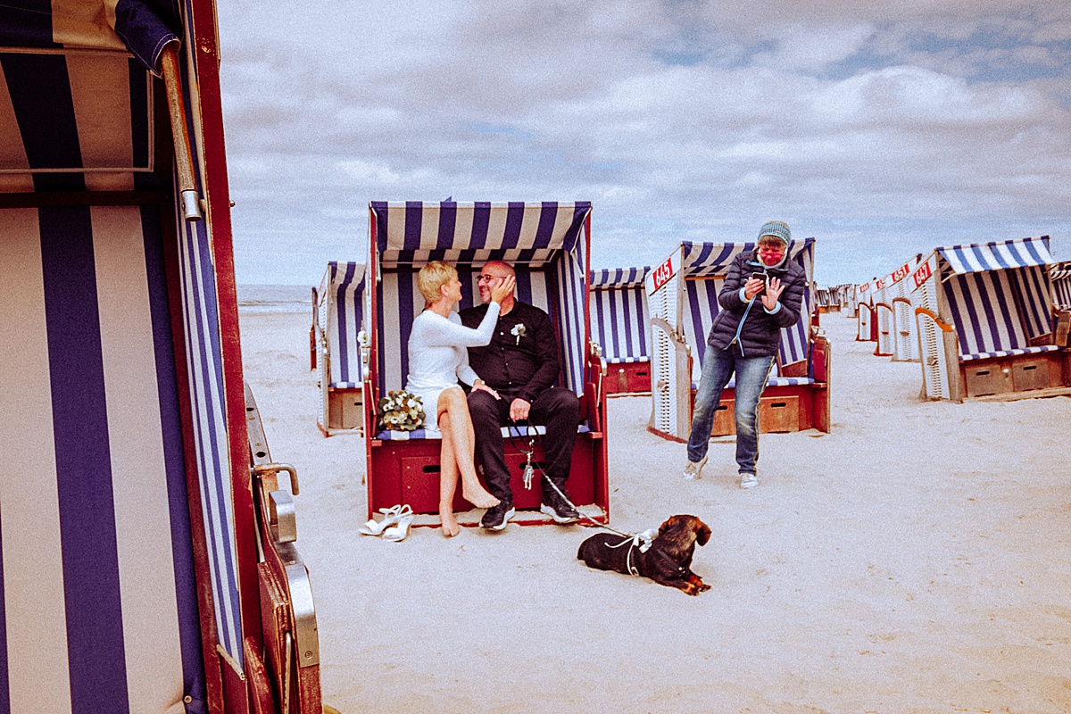brautpaar, Hochzeit am meer, heiraten am meer, Dackel, streetfotografie, momentslikethese, Norderney