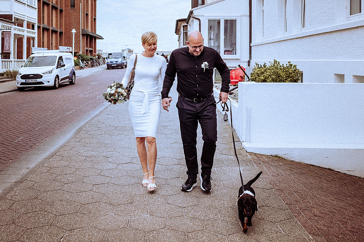 brautpaar, Hund, hochzeitshund, Dackel, Brautstrauß, bride and Groom