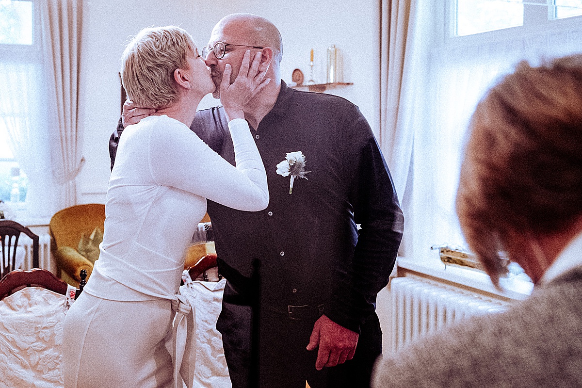 kuss, kiss, brautpaar, Standesamt Norderney, Trauung in hochtiedsstuv