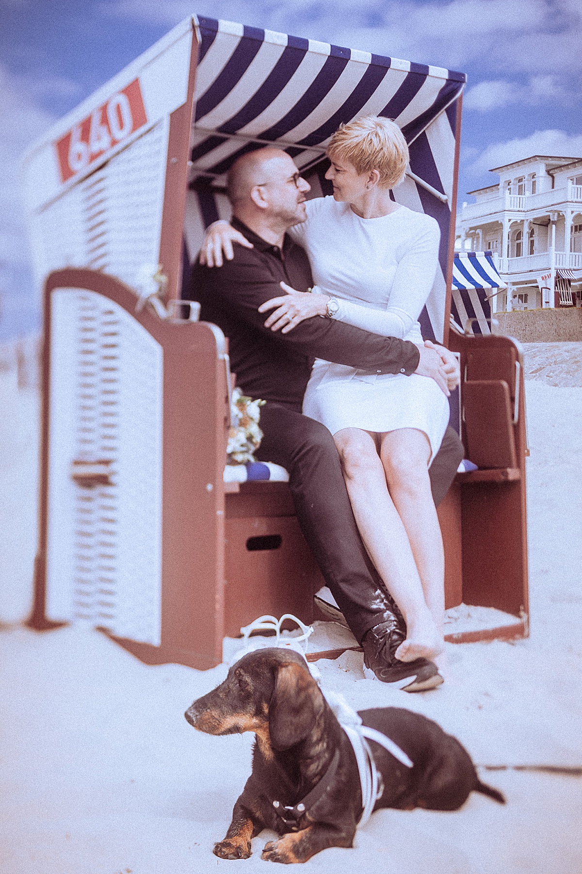 Inselfotograf Norderney, brautpaar, Strandkorb, Dackel, beachwedding