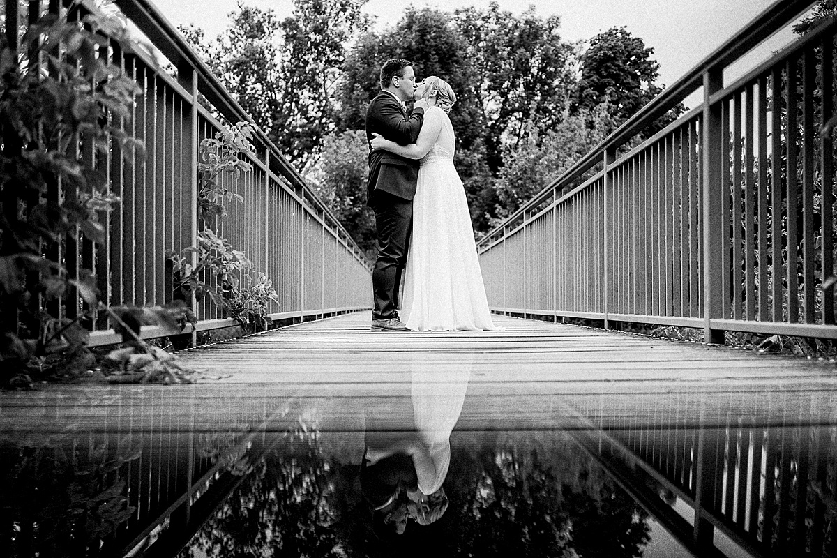 Hochzeitspaar auf Brücke, bnw, Gartenhochzeit, hochzeitsfotograf Magdeburg 