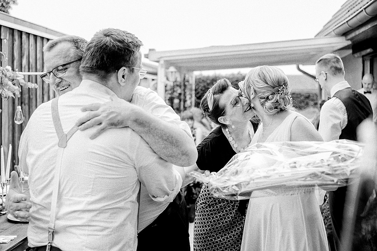 Geschenkübergabe, Umarmung, Hochzeitsreportage, Gartenhochzeit in calbe