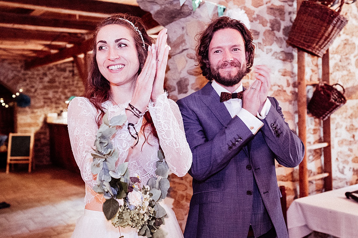 Applaus, scheuenhochzeit, Hochzeit, brautpaar, Brautstrauß, Hochzeitsreportage. klatschen