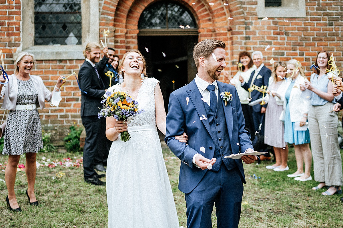 Auszug des Brautpaares, kirche, Trauung, hochzeitsfotograf altmark