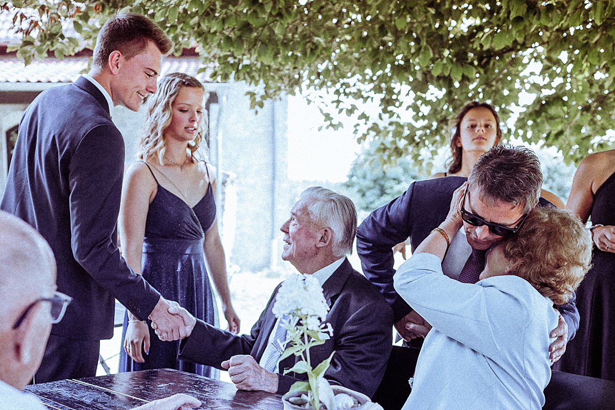 Begrüßung, Hochzeitsreportage, Umarmung, hochzeitsfotograf Gera