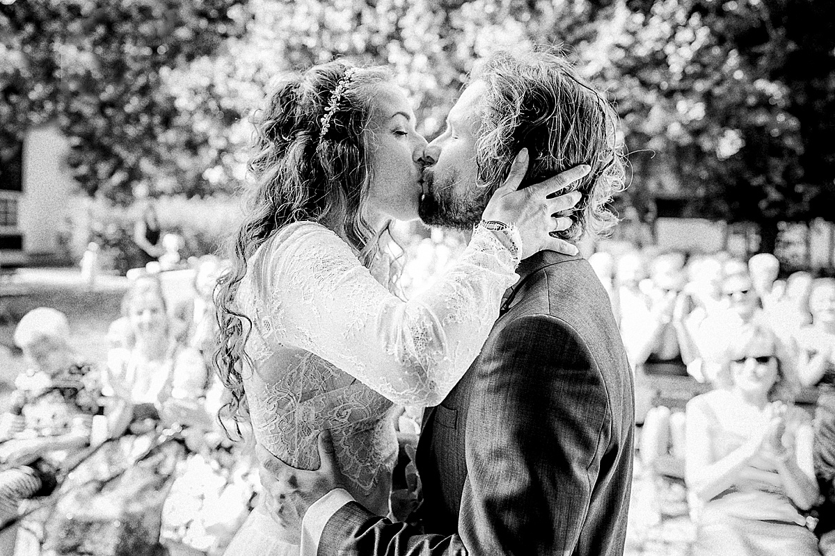 erster kuss, küssen, kiss, Hochzeit, Trauung, Zeremonie, brautpaar, weddingphotographer