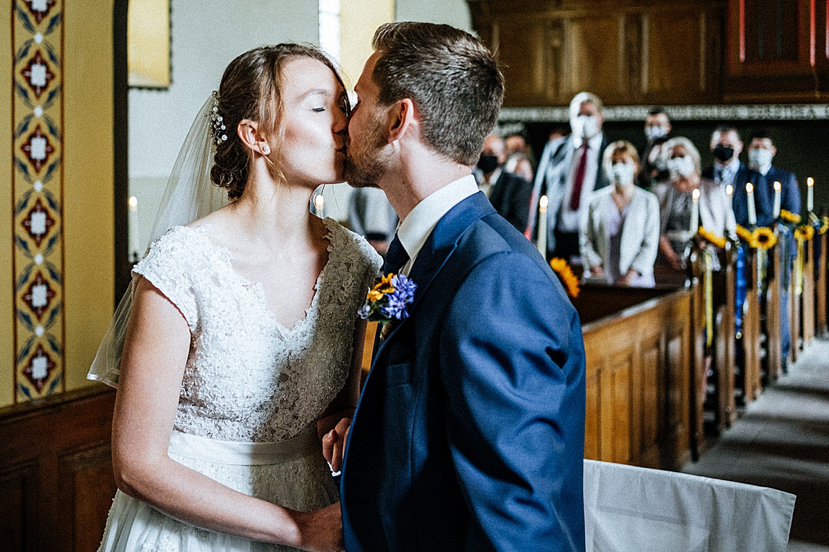 erster kuss, kiss, kirche, hochzeit in der altmark, hochzeitsfoto