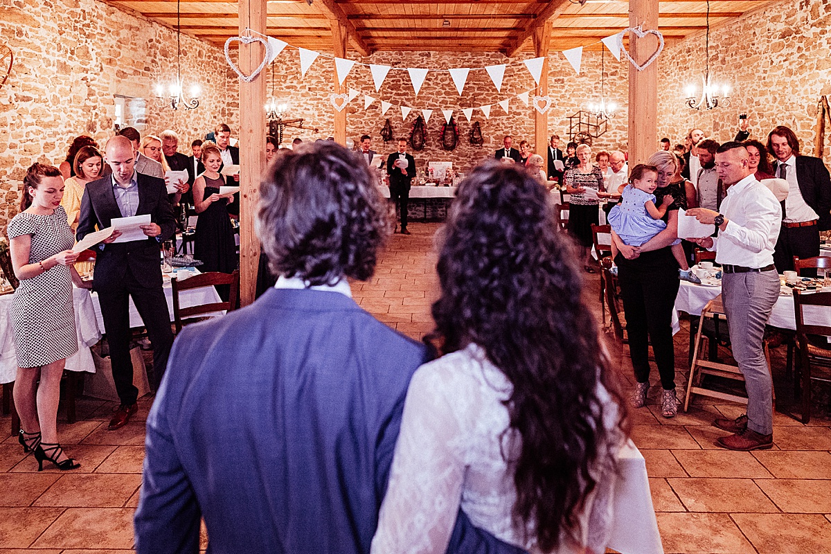 Gesang, brautpaar, Scheune, Scheunenhochzeit, Hochzeitsfeier, wedding, Saal, Hochzeitsgäste, reportage Hochzeit