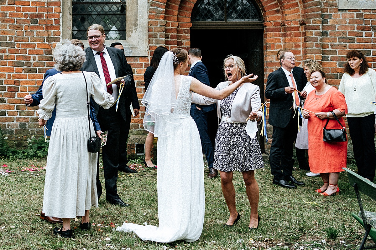 gratulationen, Umarmung, kirche, hochzeit auf dem flusshof, fotograf altmark
