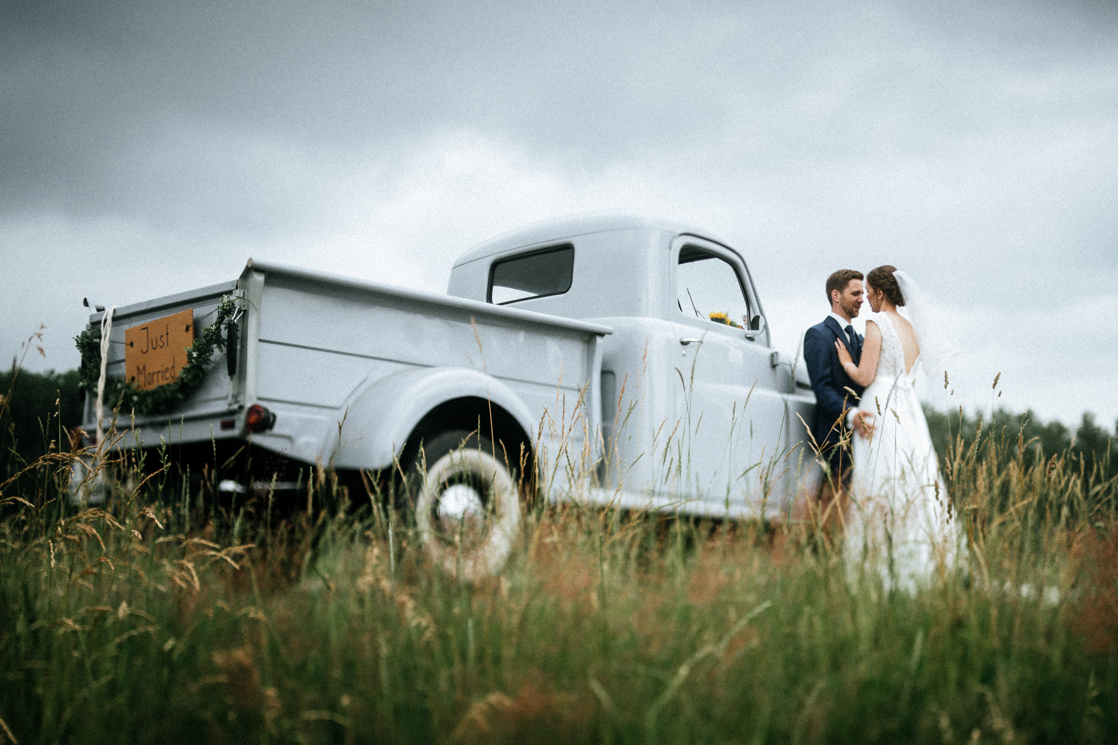 hochzeitsfotograf altmark, hochzeit, weddingcar, oldtimer, dodge, just married