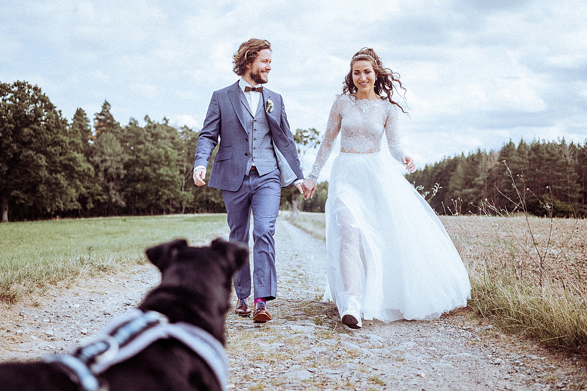 brautpaar, shooting, portrait, Hund, Natur, Hochzeitsfotografie, Scheunenhochzeit