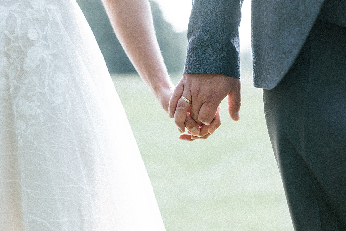 hand in hand, brautpaar, sommerhochzeit
