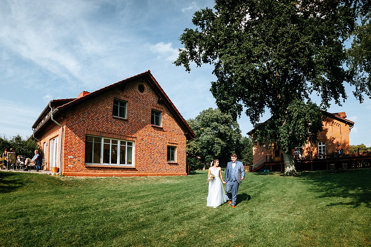 brautpaar auf gut settin, paarshooting, sommerhochzeit