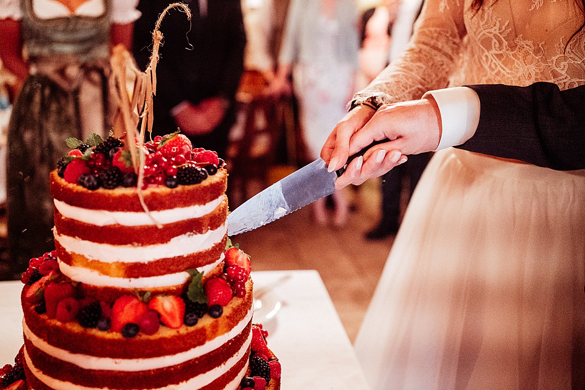 Tortenanschnitt, Torte, naget cake, wedding cake, messer, brautpaar