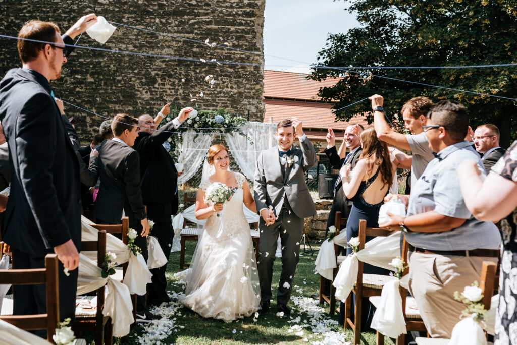 freie Trauung, Auszug brautpaar, tolle hochzeitsfotos magdeburg
