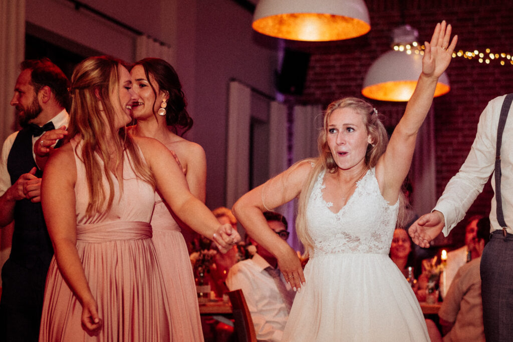 hochzeitsfeier in braunschweig, hochzeitsreportage, tanzende braut