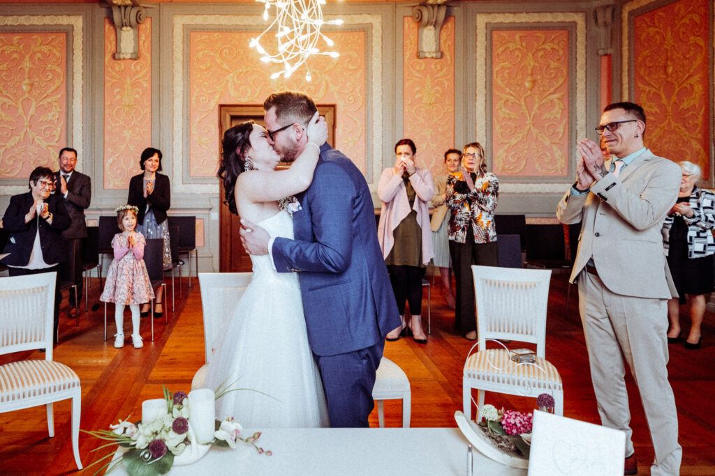 hochzeitsfotograf in Leipzig, hochzeitsfotograf, kuss, standesamt