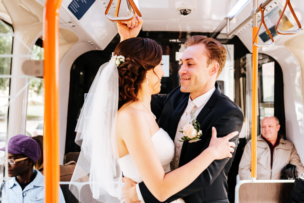 die besten hochzeitsfotos in hannover, brautpaar, straßenbahn