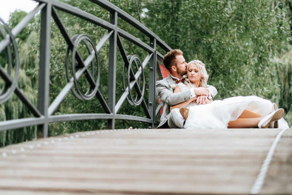 paarshooting der hochzeitsfotos in berlin, brautpaar, brücke